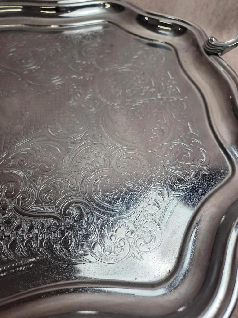 Grand plateau de service en métal argenté anglais – Décor rocaille & poignées coquillage