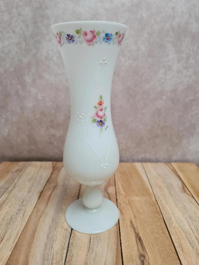 Vase opaline blanche décor main fleurs signé Mik – vintage 🌸