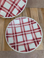 Lot de 2 assiettes anciennes Badonviller – décor Vichy bordeaux rouge