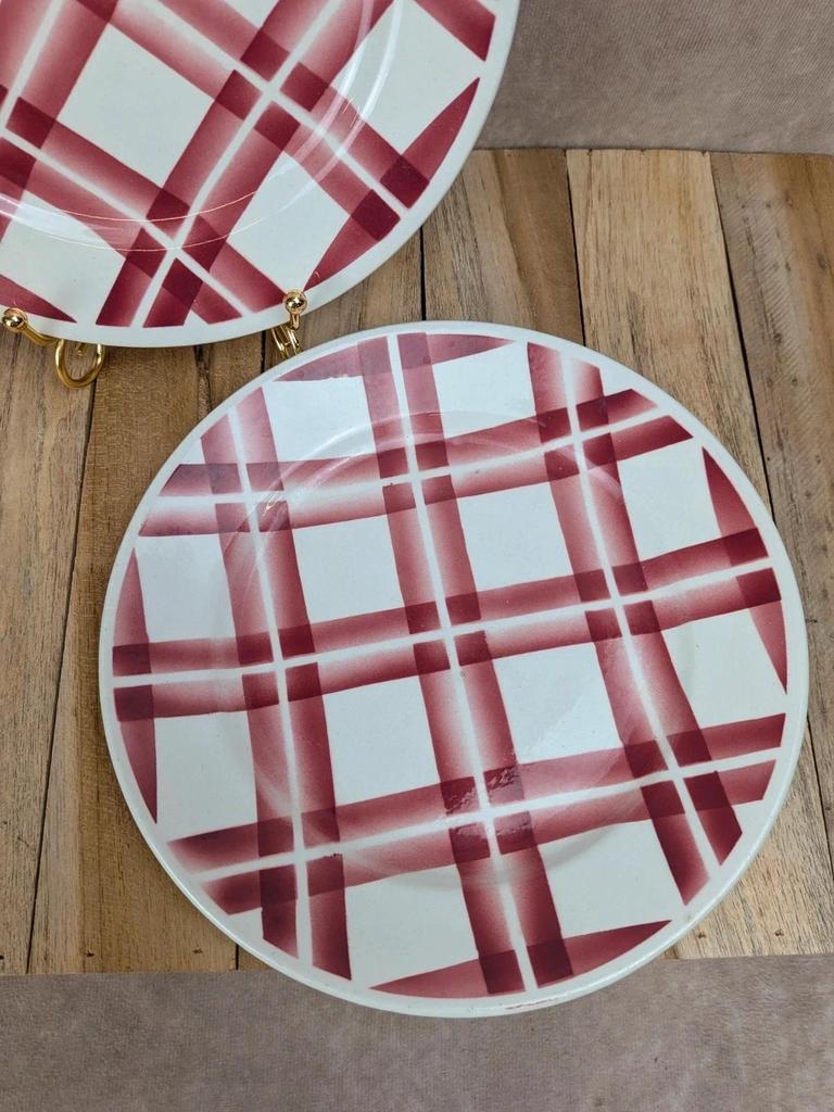 Lot de 2 assiettes anciennes Badonviller – décor Vichy bordeaux rouge