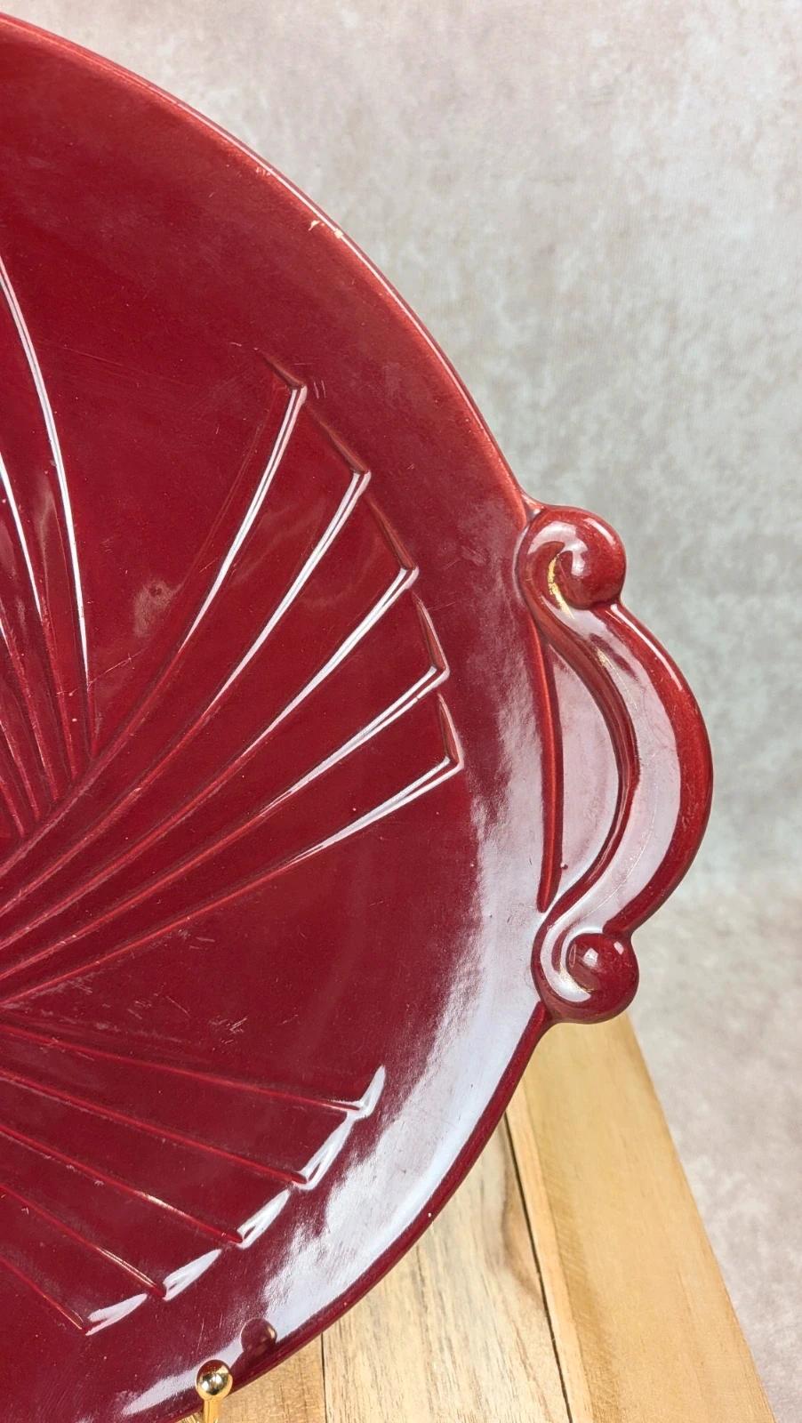 Plat en céramique rouge Art déco – Relief géométrique