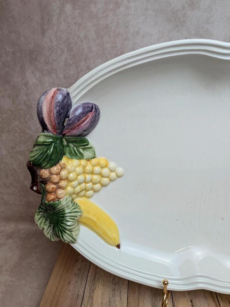 Grand plat vintage en barbotine décor fruits