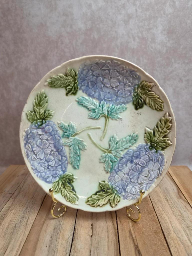 Assiette ancienne en barbotine – Décor d’hortensias mauves en relief – Art nouveau