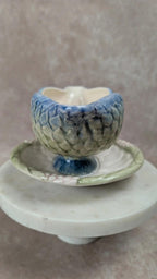 Ancienne saucière en barbotine signée Fg – motif artichaut