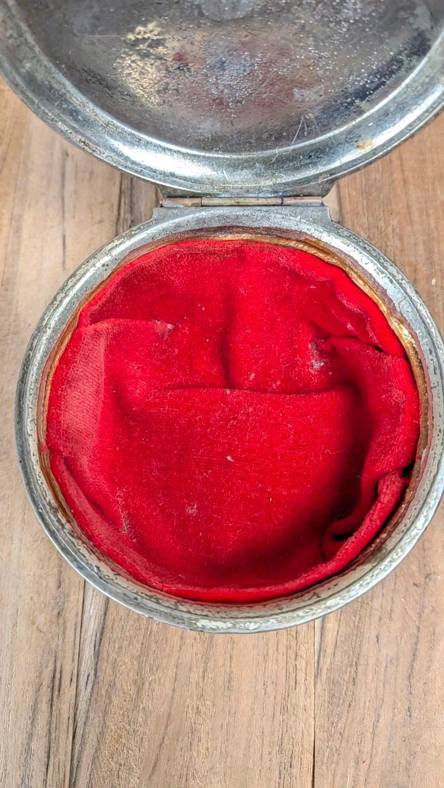 Boîte ancienne ronde en métal argenté – Intérieur velours rouge