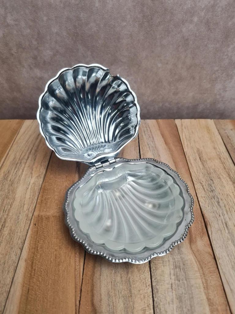 Petit beurrier coquillage vintage en métal argenté et verre opaque style Art Déco