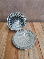 Petit beurrier coquillage vintage en métal argenté et verre opaque style Art Déco