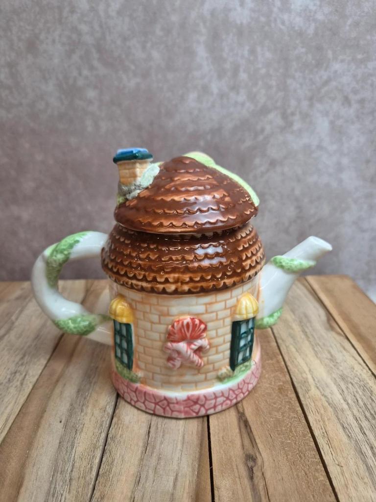 Théière vintage en forme de maison – céramique émaillée cottage