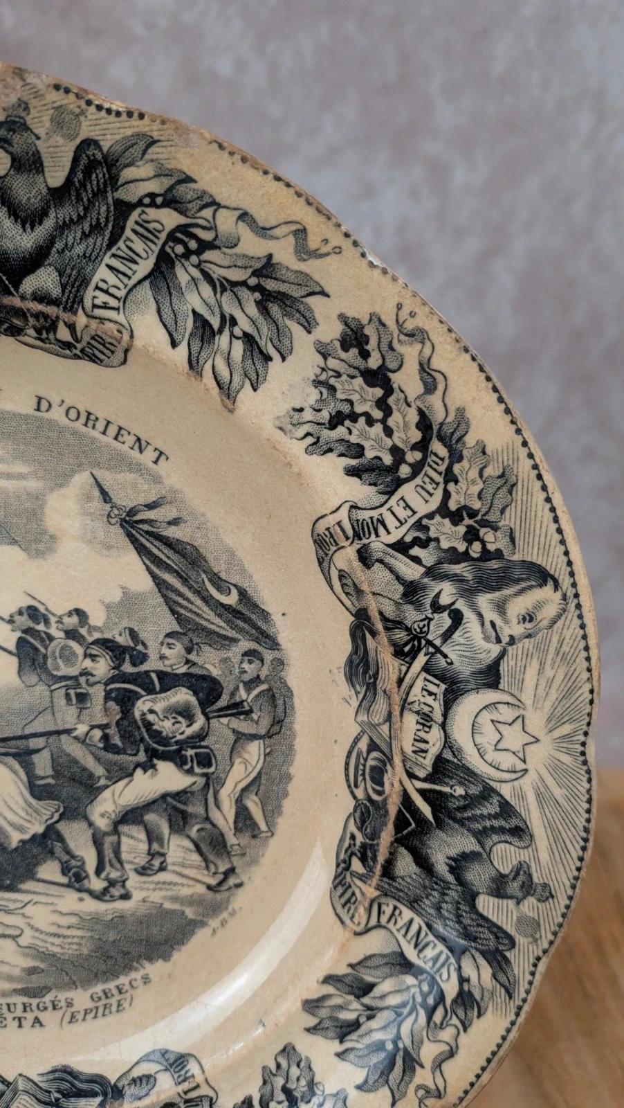 Assiette ancienne Gien – Médaille Exposition 1844 – Décor historique Grèce