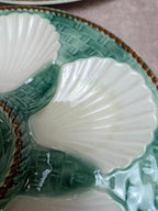 Service 12 assiettes + plat à huîtres Longchamp barbotine coquille