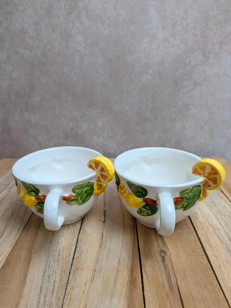 Lot de 2 tasses et 2 soucoupes en barbotine décor citrons