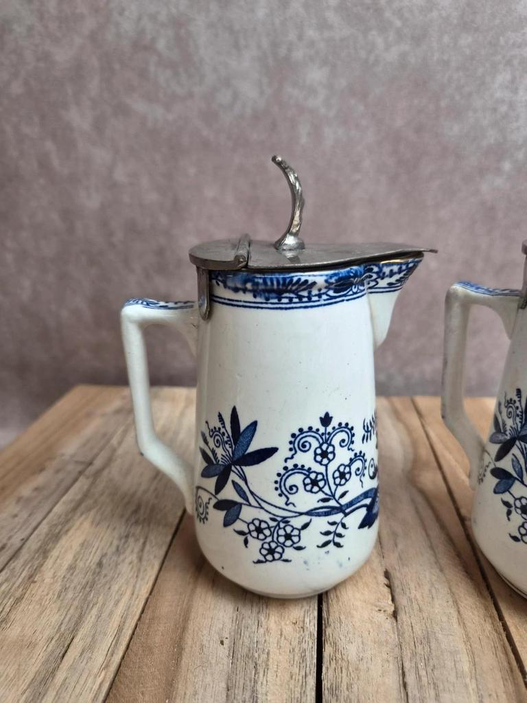 Paire de pots à lait anciens Boch Frères Keramis – modèle Saxe