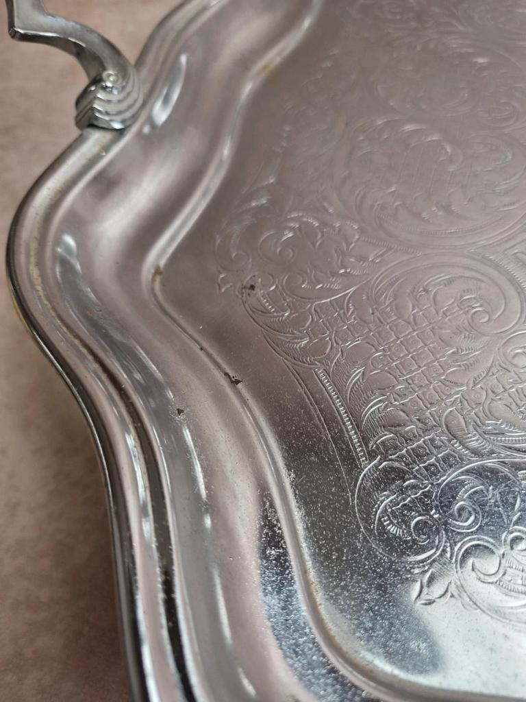 Grand plateau de service en métal argenté anglais – Décor rocaille & poignées coquillage
