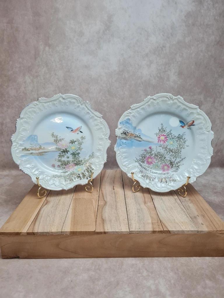 Lot de 2 assiettes anciennes décor japonisant peint main – relief & dorure