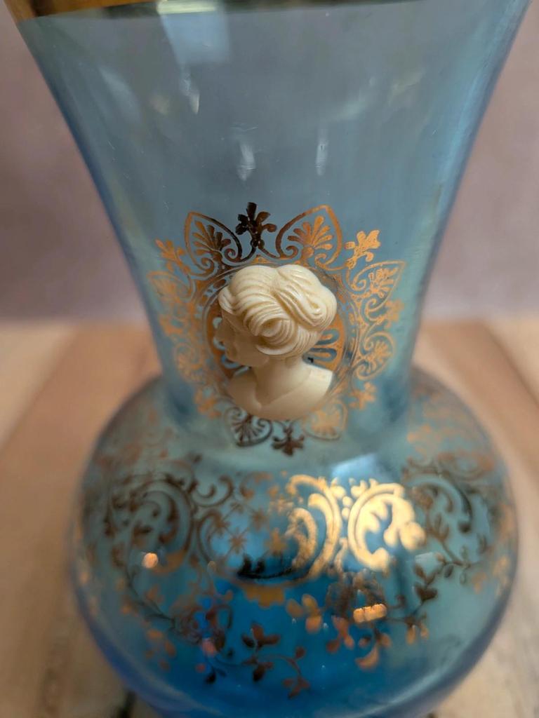 Petit vase vintage en verre bleu soufflé – camée et dorures