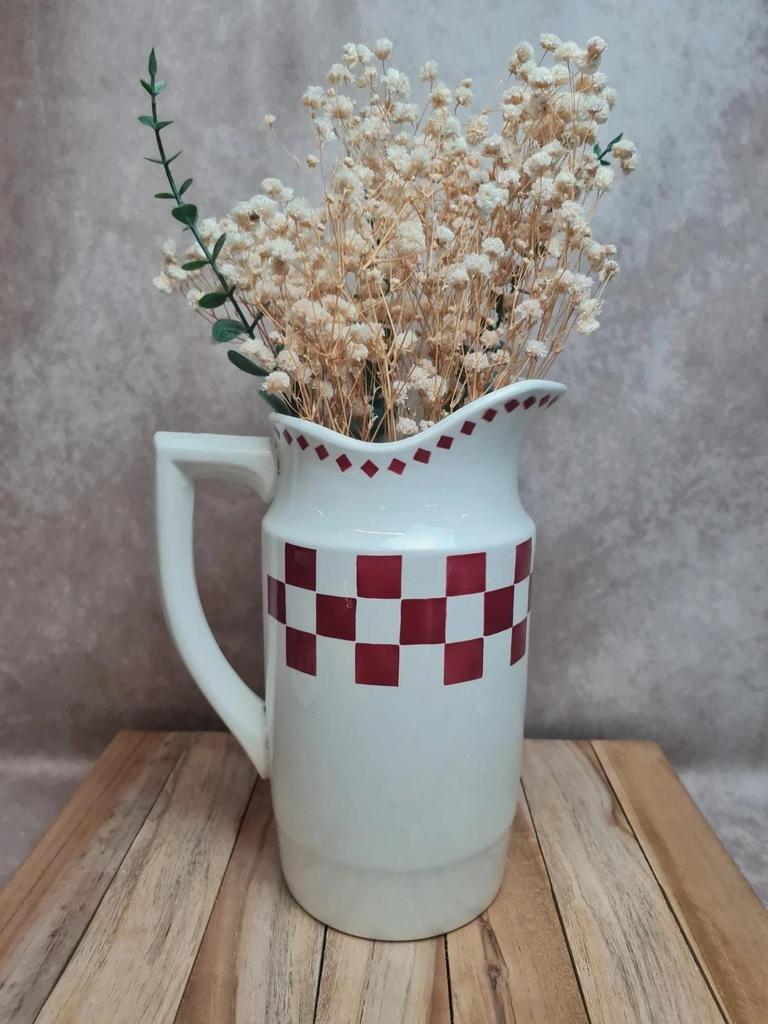 Pichet vintage damier rouge – esprit bistrot chic – dans le goût Saint-amand / L’amandinoise