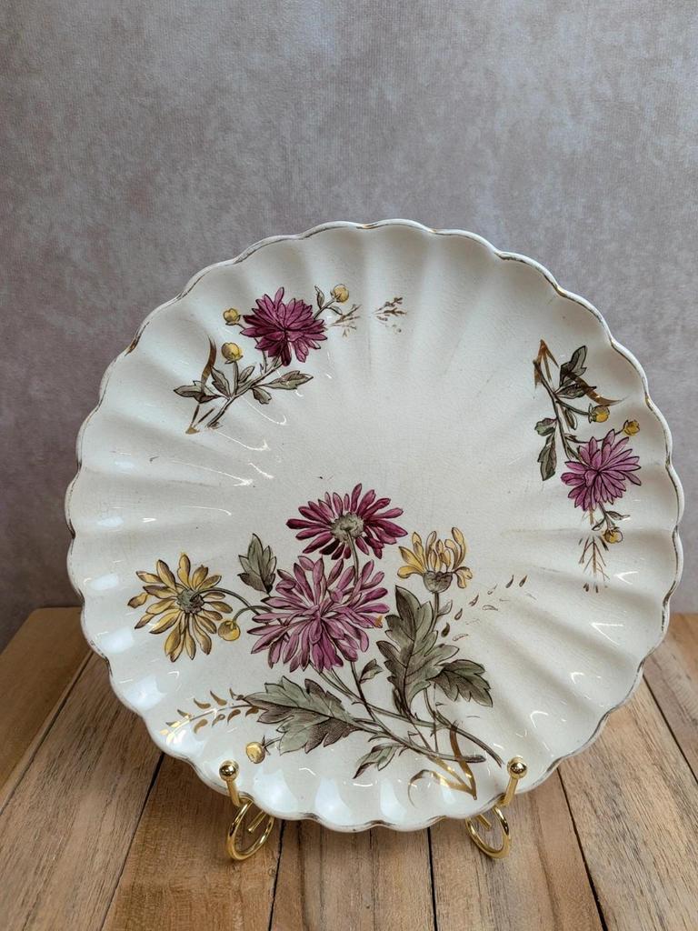 Assiette ancienne en terre de fer polychrome – Décor floral et dorures – Bord festonné