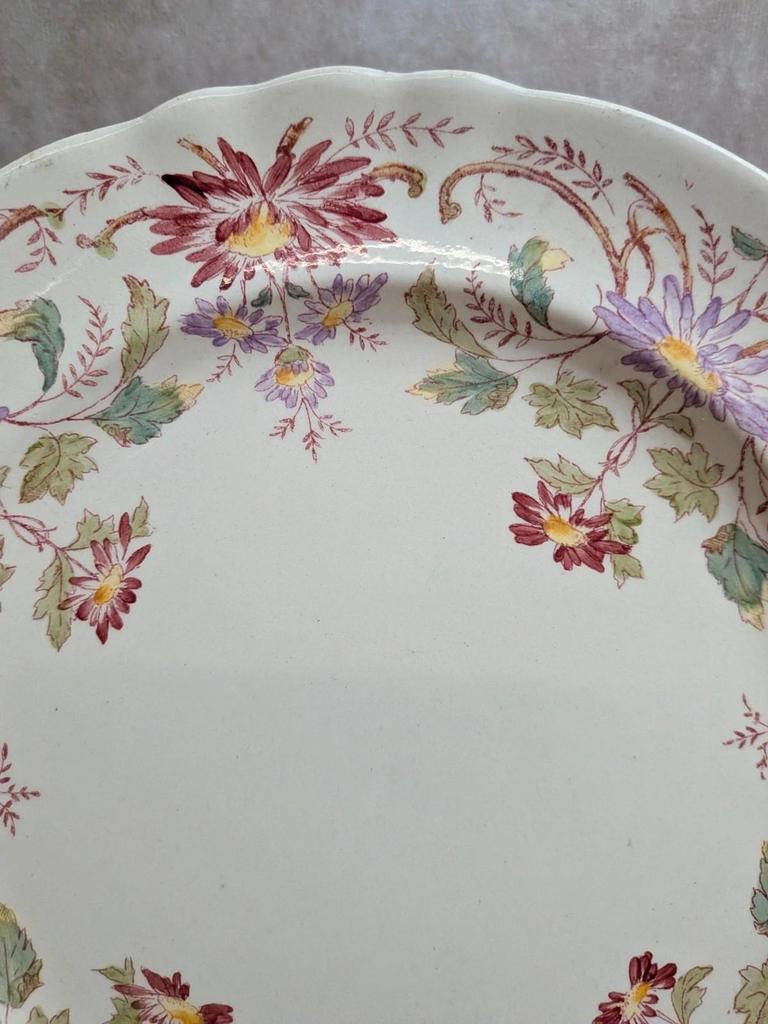 Assiette plate Terre de fer Longchamp Pâquerette – Décor floral polychrome ancien