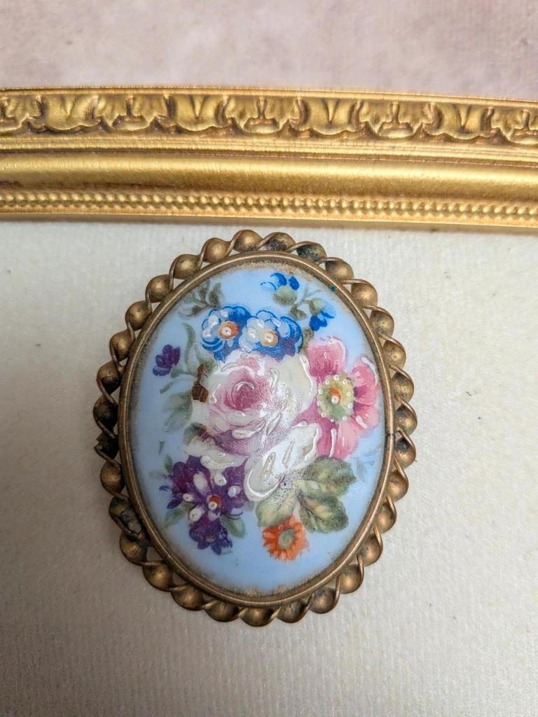 Broche ancienne porcelaine Limoges Ribes – décor floral peint main – monture dorée