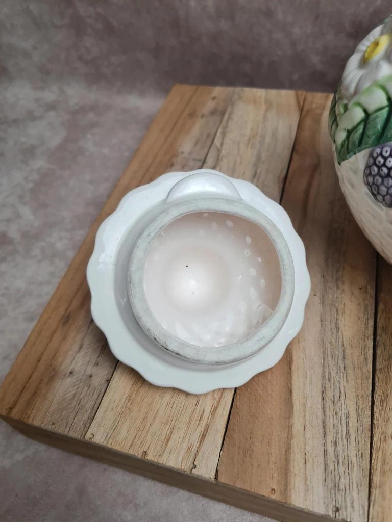 Théière ancienne barbotine décor fruits & feuillage – signée Fg 🍓🌿