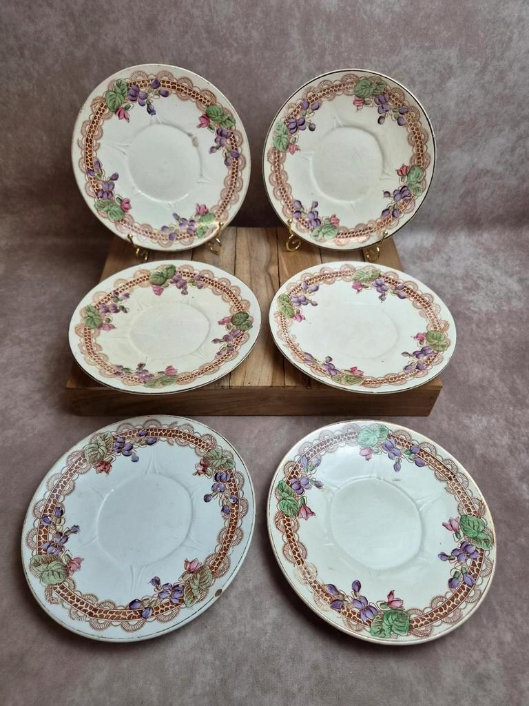 Lot de 6 assiettes à dessert anciennes Longwy – Modèle Violettes – Décor polychrome Art nouveau