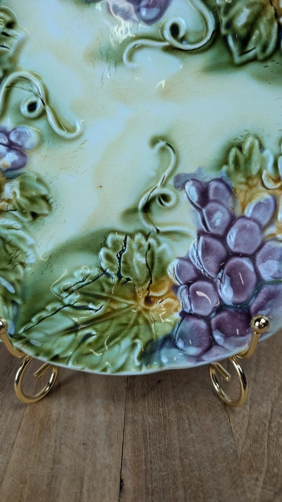 Assiette ancienne en barbotine – décor de grappes de raisin