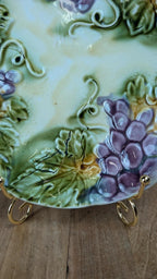 Assiette ancienne en barbotine – décor de grappes de raisin