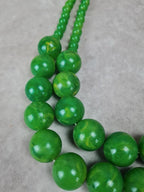 Collier vintage double rang en perles vertes façon lucite – Années 50/60