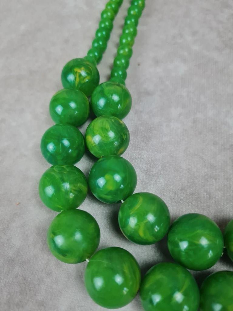 Collier vintage double rang en perles vertes façon lucite – Années 50/60