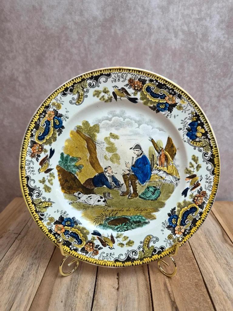 Assiette ancienne Terre de fer Creil – Le Garde de chasse – Polychrome Xixe