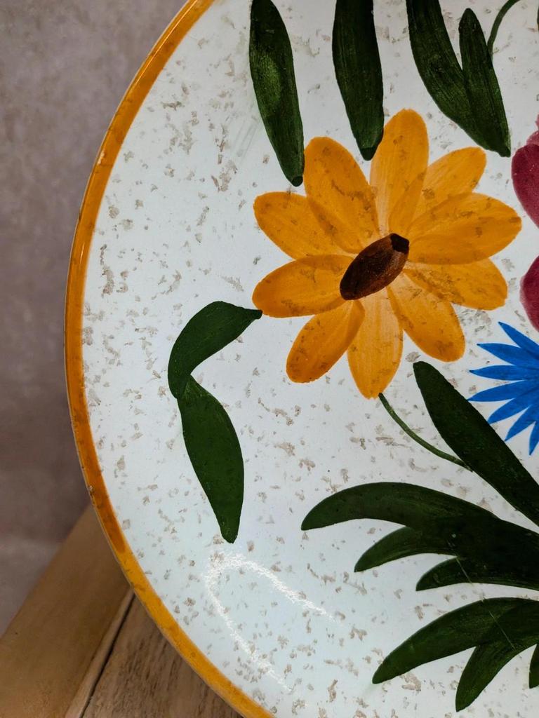 Assiette ancienne en céramique à décor floral polychrome – Vintage