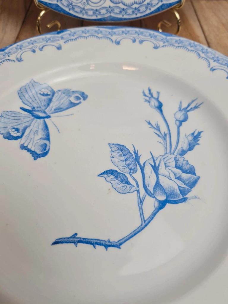 Paire d’assiettes anciennes Gien Xixe modèle Fleur Baptiste – Terre de fer – Médaille d’or