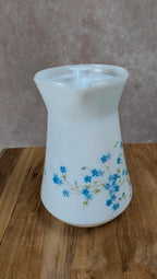 Pichet Arcopal vintage – modèle Myosotis – fleurs bleues