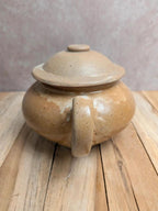 Théière vintage en grès émaillé beige moucheté – Style rustique