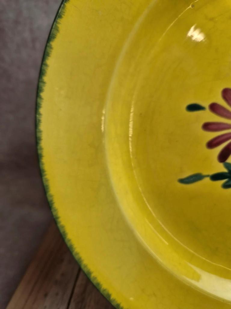 Grand plat rond Niderviller jaune décor floral