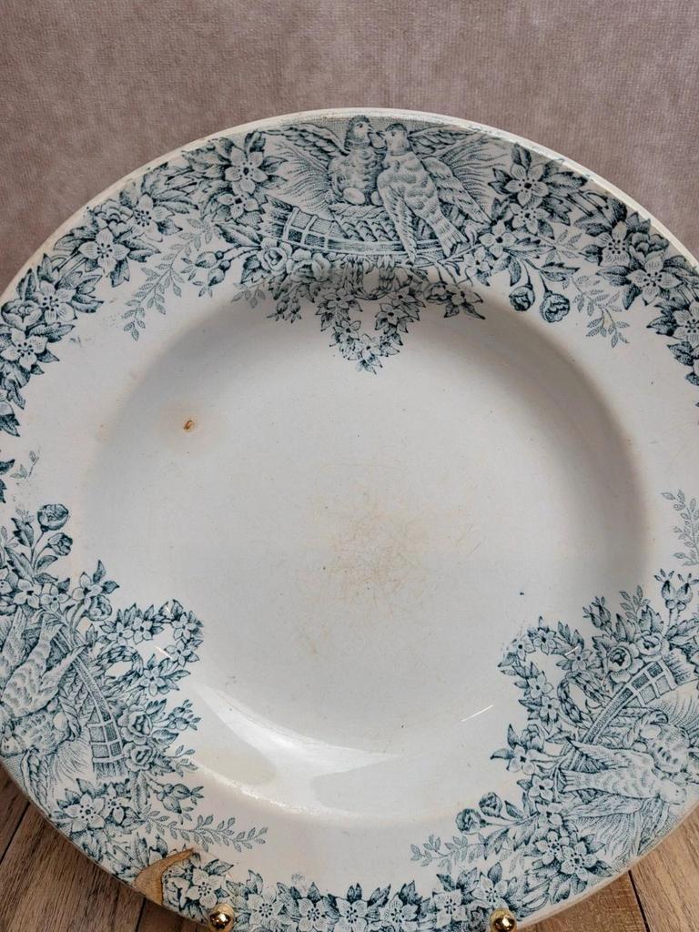 Assiette creuse ancienne en terre de fer Saint-amand modèle Colombier