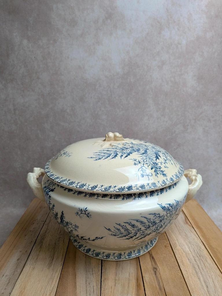 Soupière ancienne en terre de fer Gien – Modèle Fougère – Décor bleu