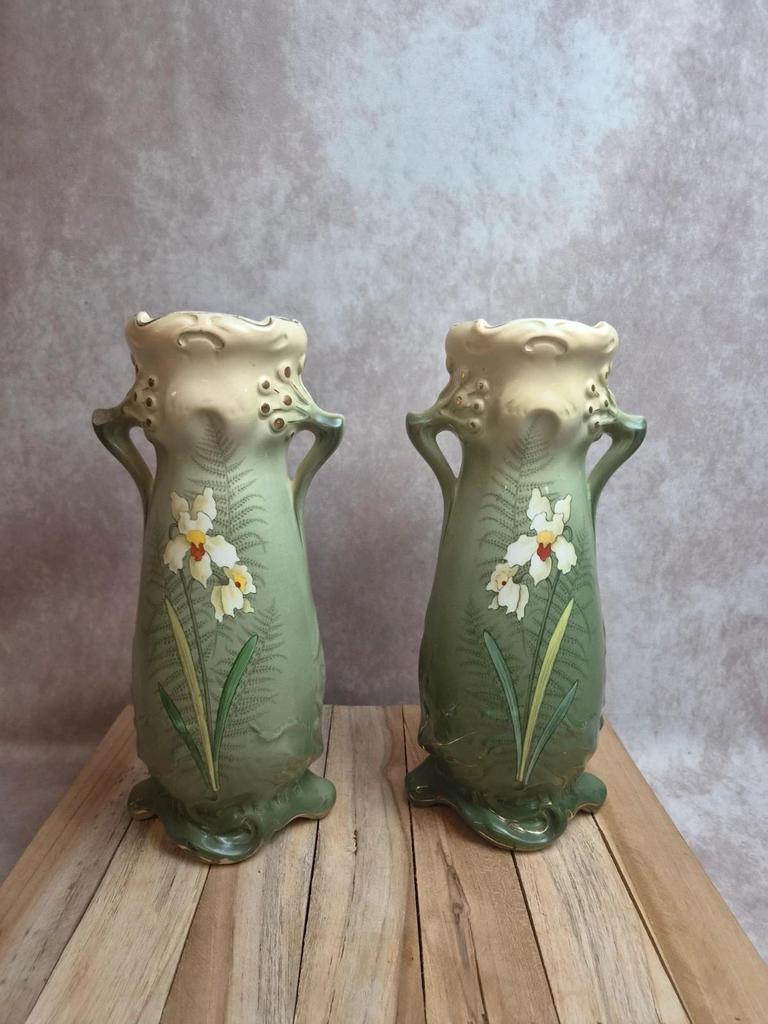 Paire de vases Art Nouveau Gustave de Bruyn – Fives-lille – décor iris – 30 cm