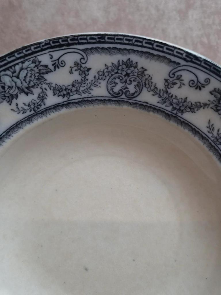 Assiette creuse ancienne en terre de fer Nimy – modèle Guirlande bleu