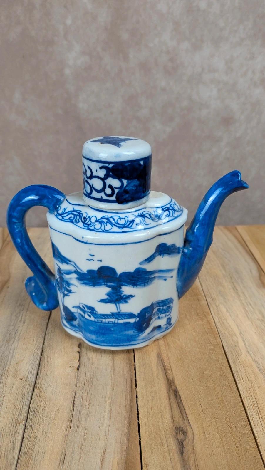 Théière chinoise bleu blanc décor paysage