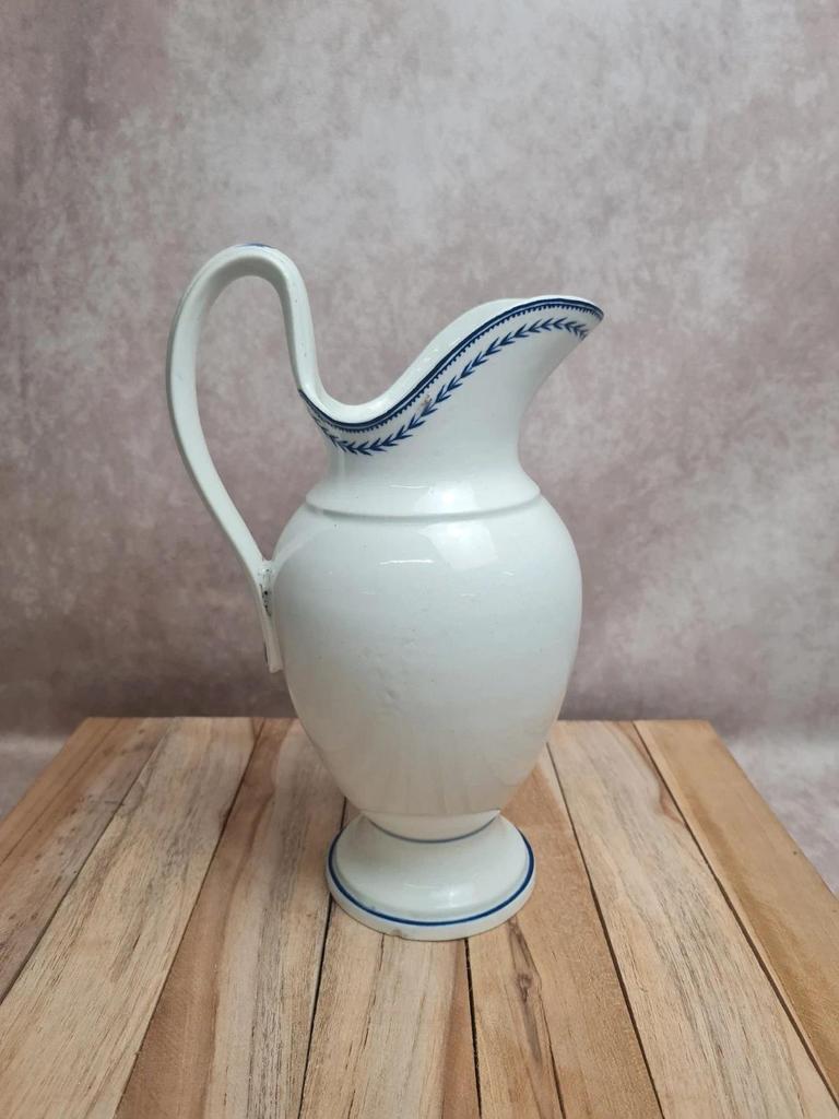 Pichet ancien en porcelaine de Tournai Xixe – décor à l’épi bleu – grande taille