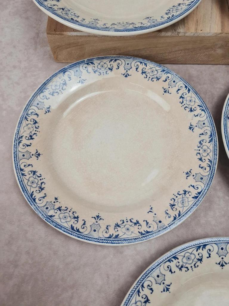 Lot de 7 assiettes plates anciennes Creil et Montereau. Service La Vallières, 23 cm