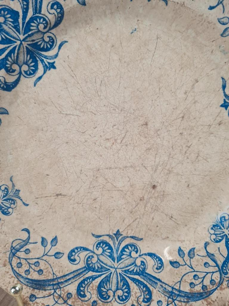 Assiette ancienne modèle “joconde”, décor bleu victorien