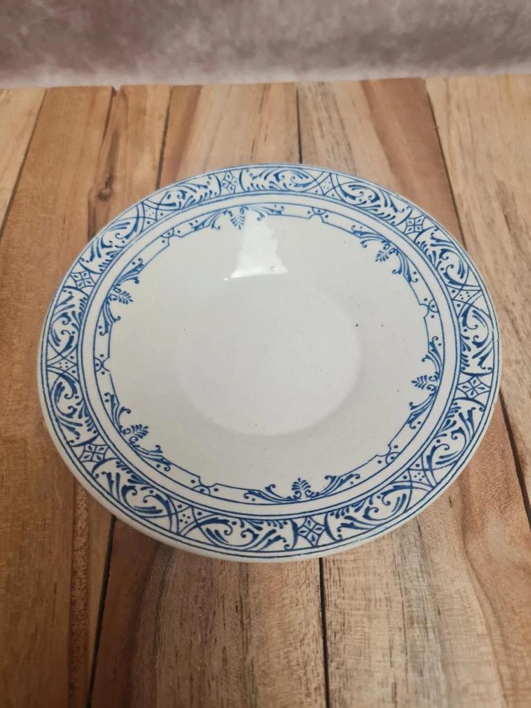 Tasse et sous-tasse ancienne Terre de fer Colbert Creil & Montereau bleu
