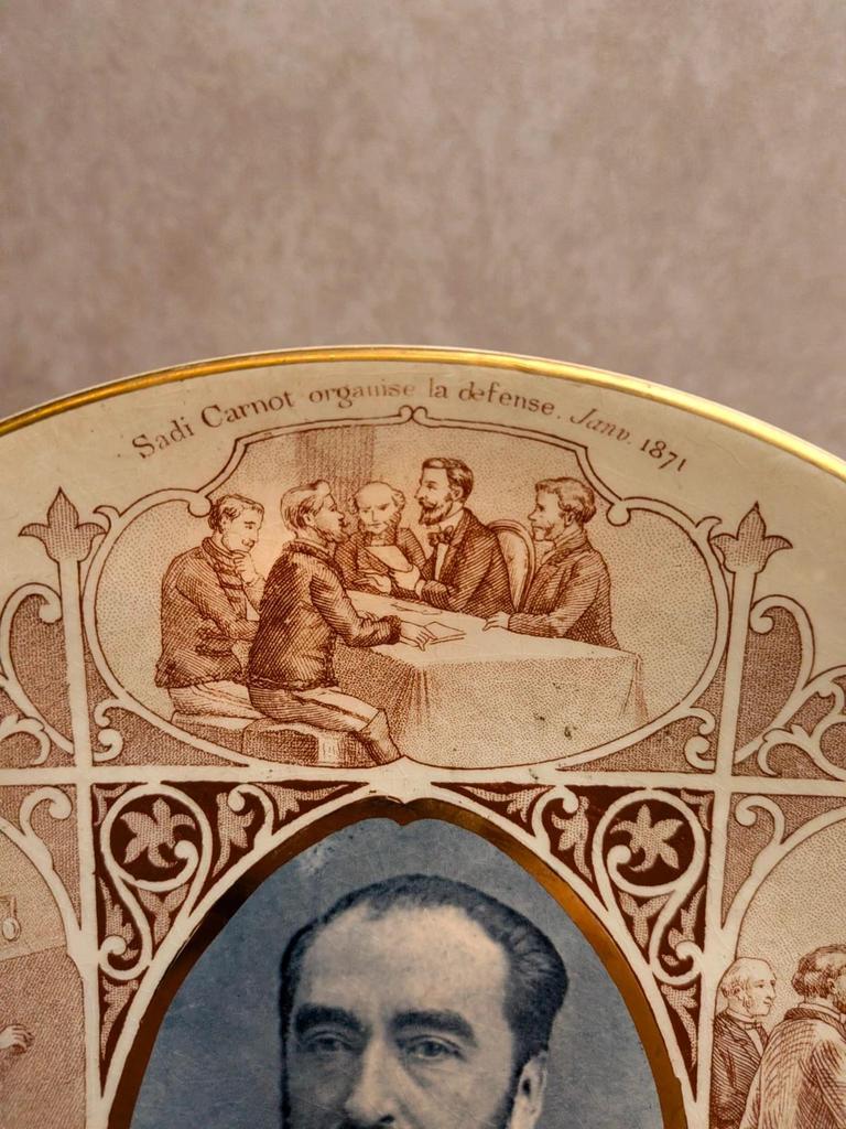 Assiette parlante ancienne en terre de fer Sarreguemines – Sadi Carnot – Xixe
