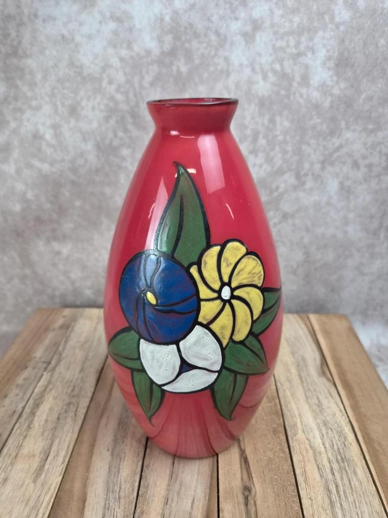 Vase vintage en verre rouge – décor floral peint à la main – signé Ar