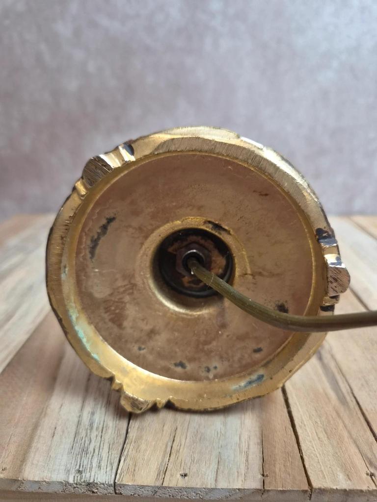 Lampe de table vintage en métal doré patiné style Louis Xvi