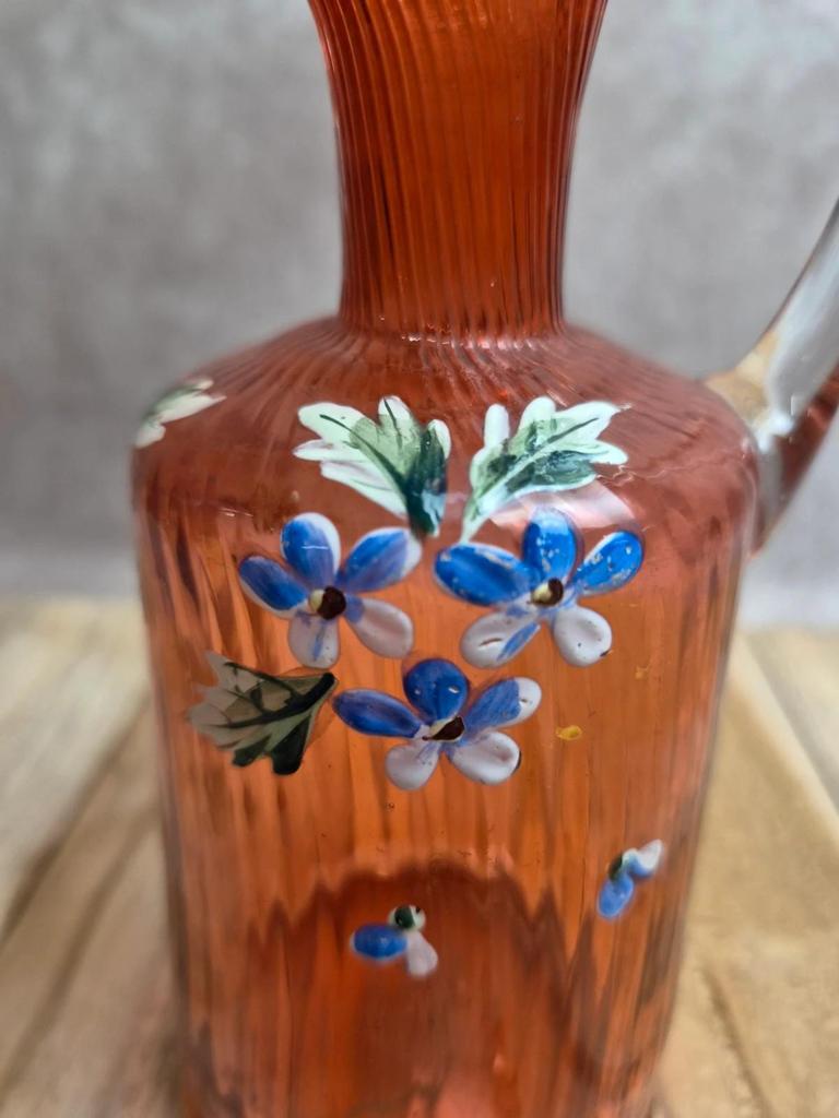 Bouteille ancienne en verre soufflé rose décor floral émaillé à la main