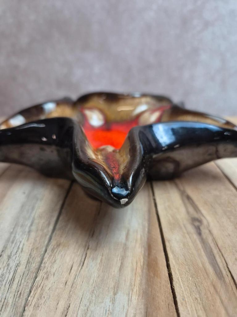 Coupelle étoile de mer vintage en céramique Vallauris style lava rouge et noir