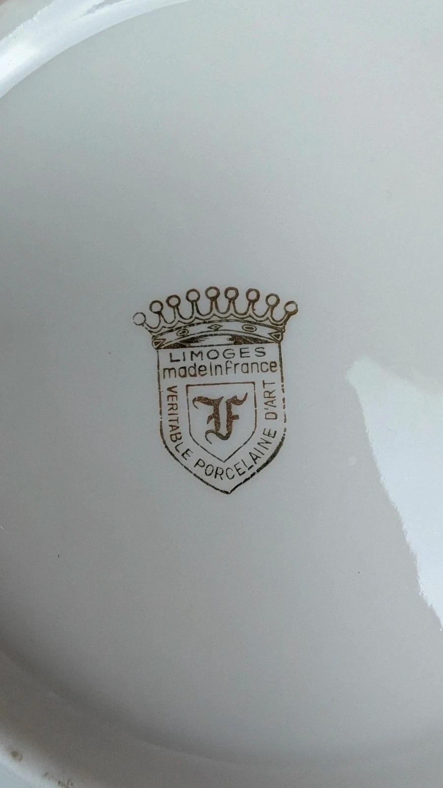 Petite boîte en porcelaine de Limoges décor fleurs